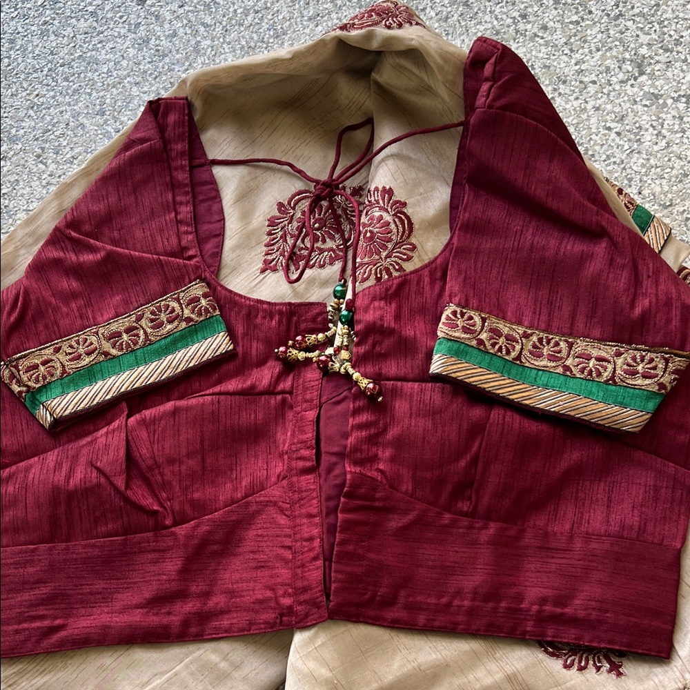 Sari with matching blouse - Picture 2 of 7